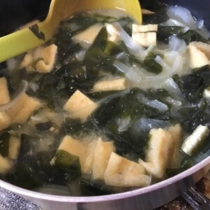 新玉ねぎと油揚げ、わかめのお味噌汁